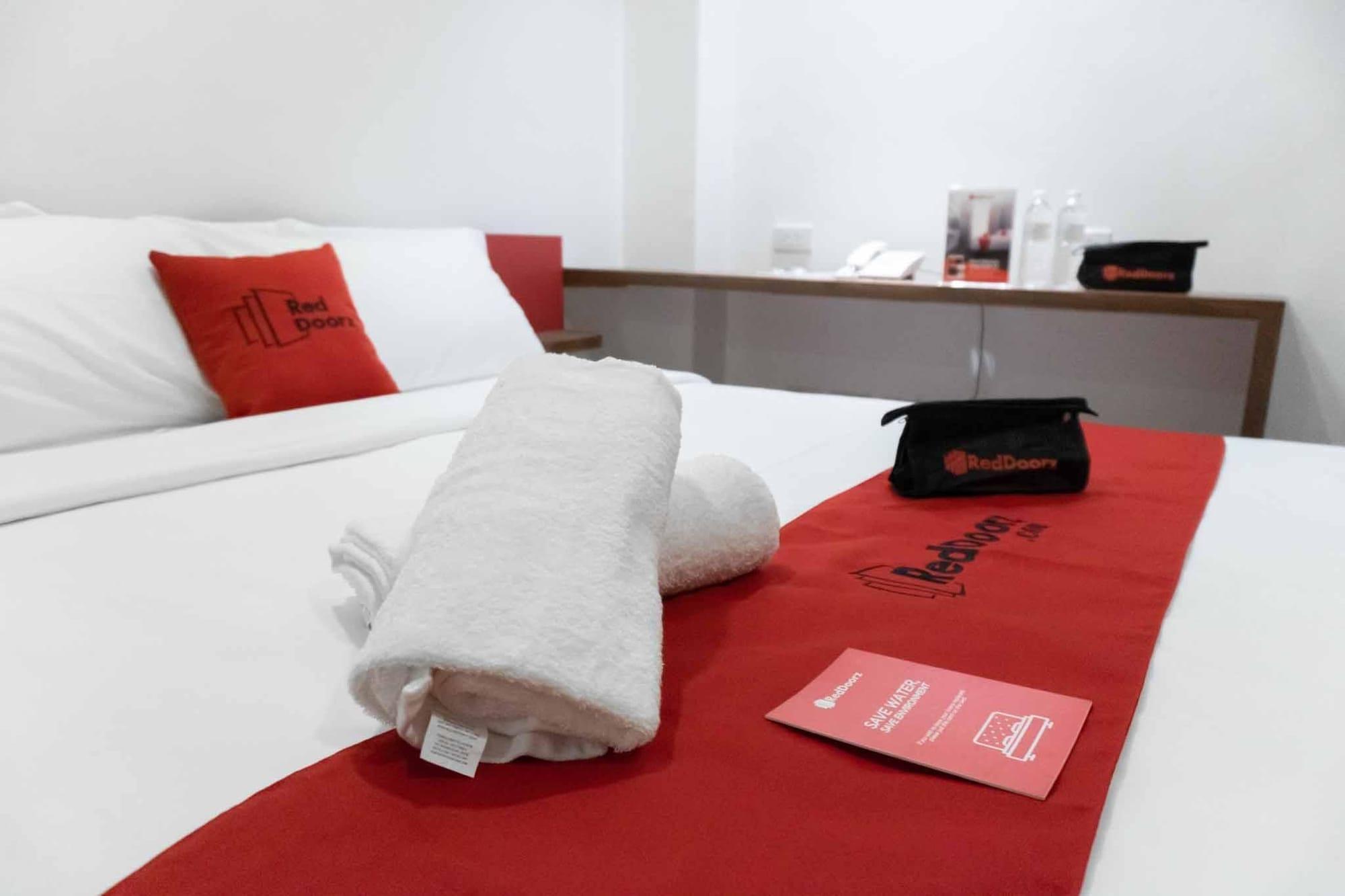 Reddoorz Plus At Mm Hotel Las Pinas Former Reddoorz Plus Near Bamboo Organ Exteriör bild