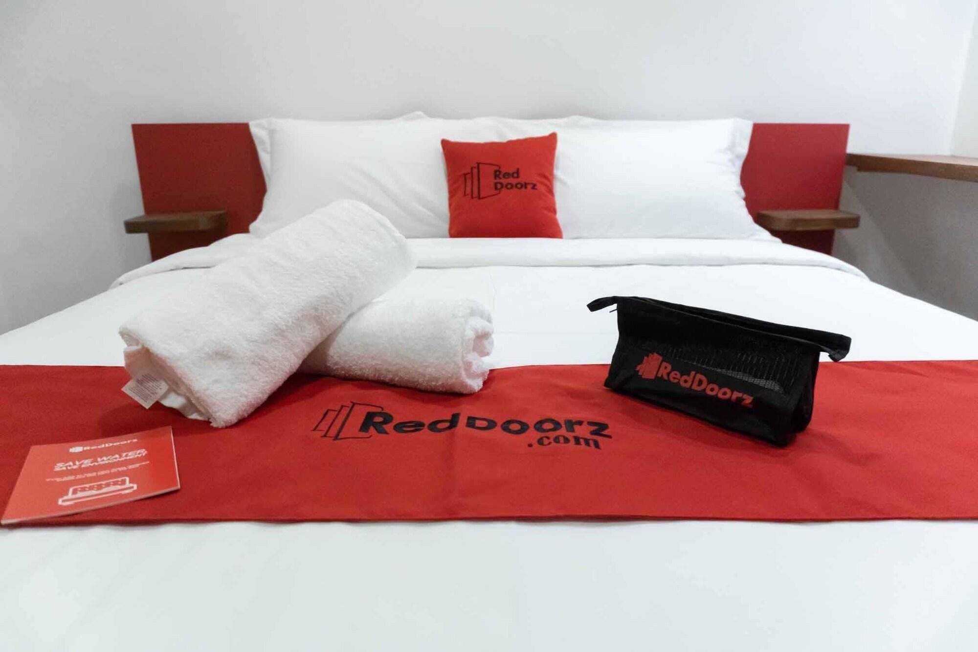 Reddoorz Plus At Mm Hotel Las Pinas Former Reddoorz Plus Near Bamboo Organ Exteriör bild