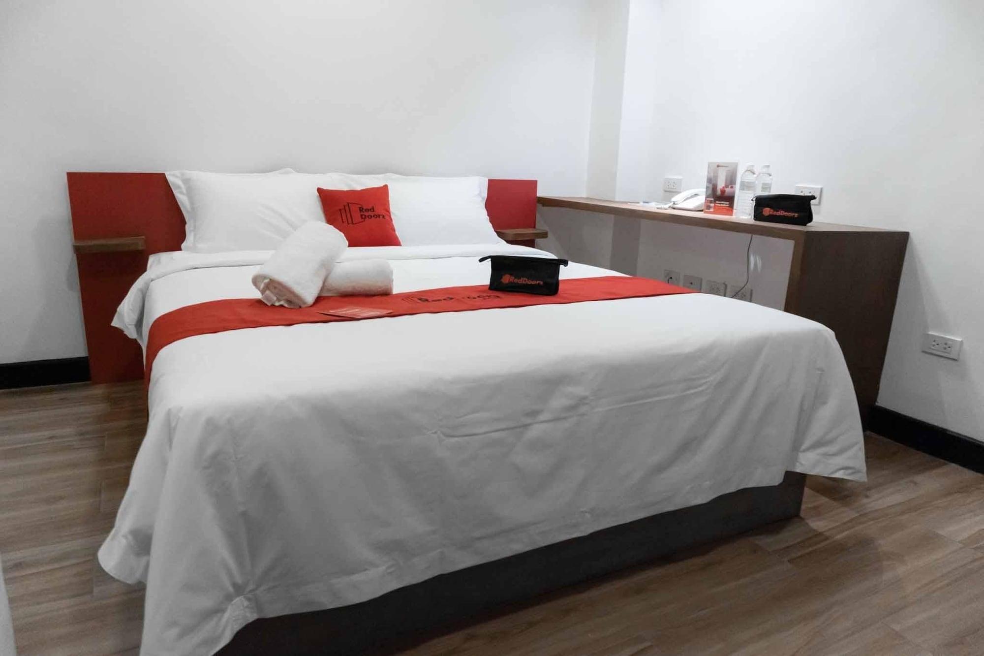 Reddoorz Plus At Mm Hotel Las Pinas Former Reddoorz Plus Near Bamboo Organ Exteriör bild