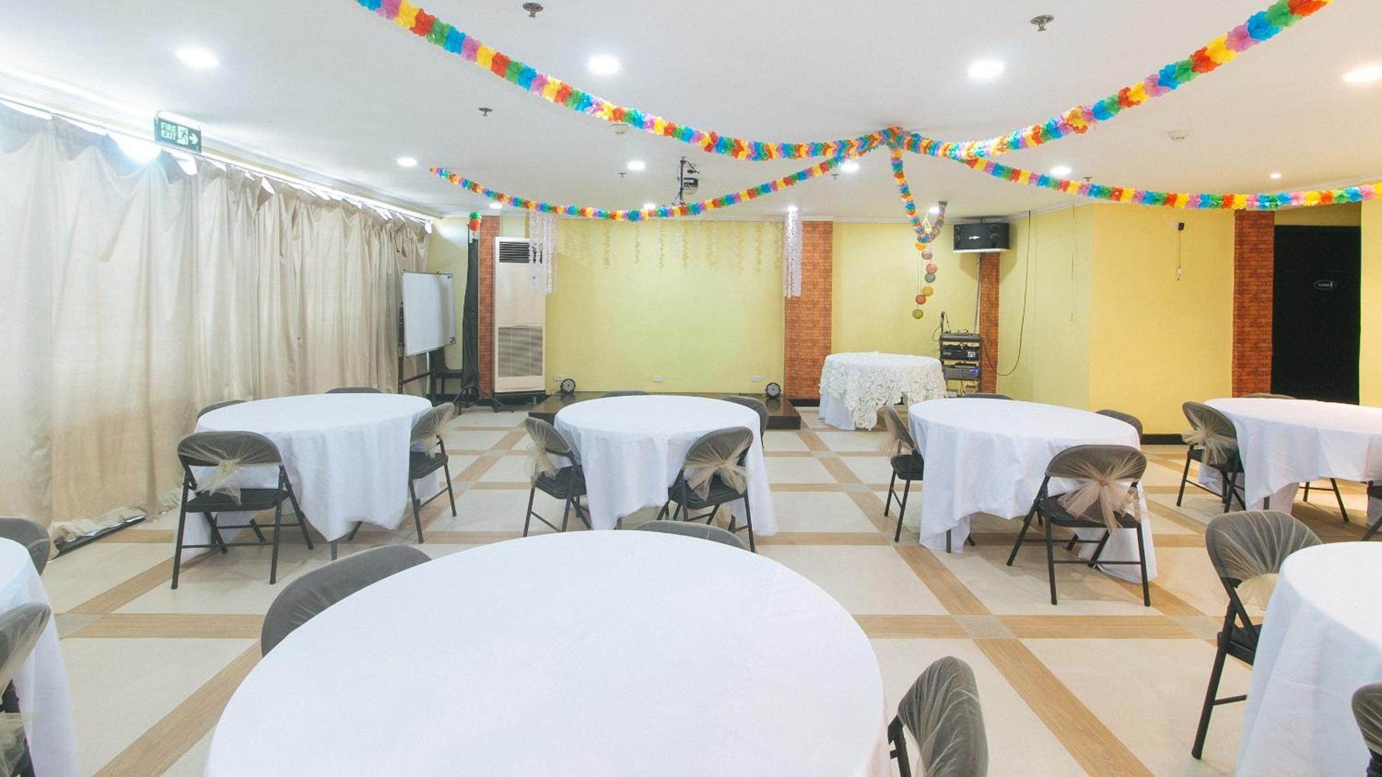 Reddoorz Plus At Mm Hotel Las Pinas Former Reddoorz Plus Near Bamboo Organ Exteriör bild