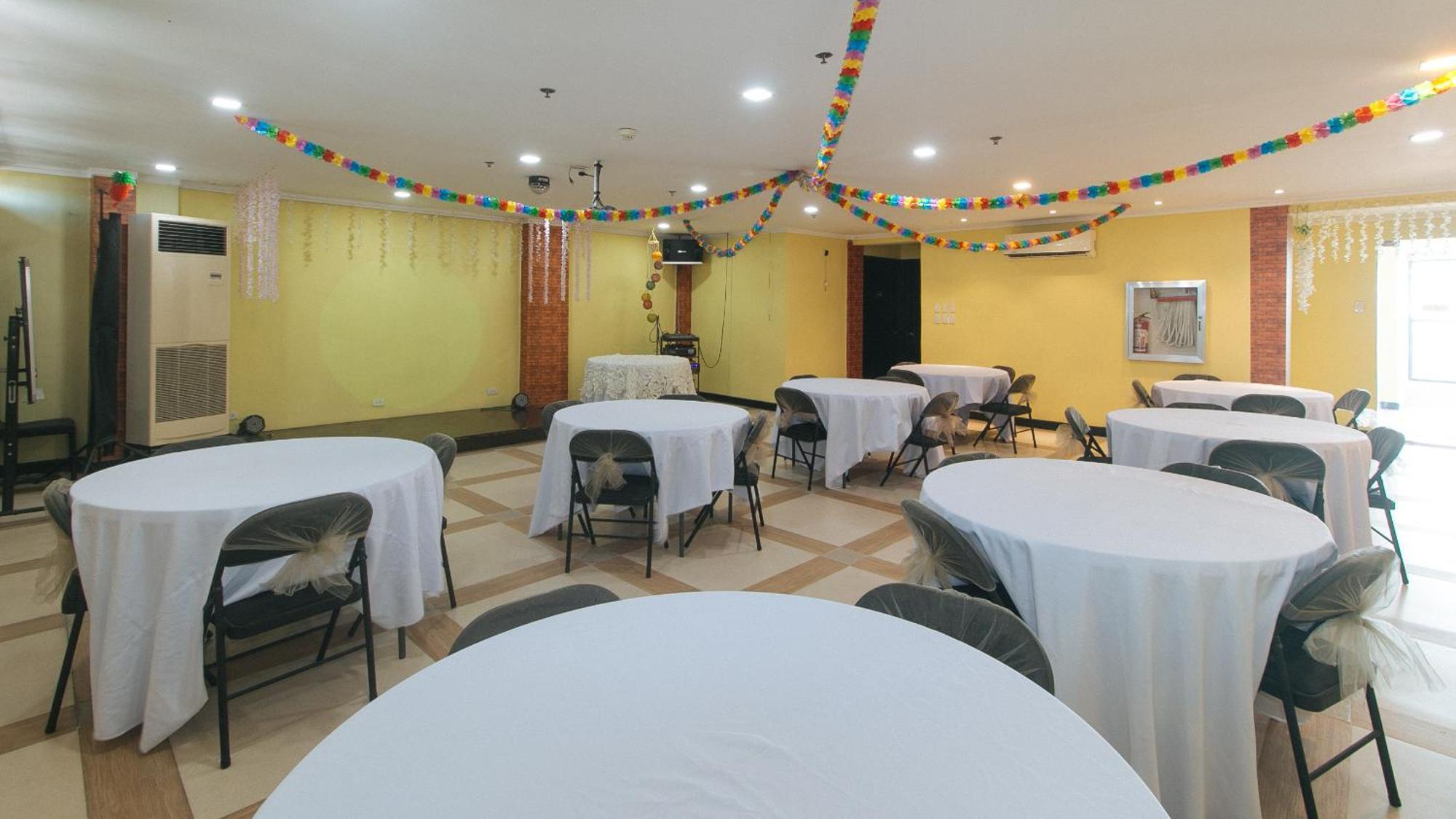 Reddoorz Plus At Mm Hotel Las Pinas Former Reddoorz Plus Near Bamboo Organ Exteriör bild