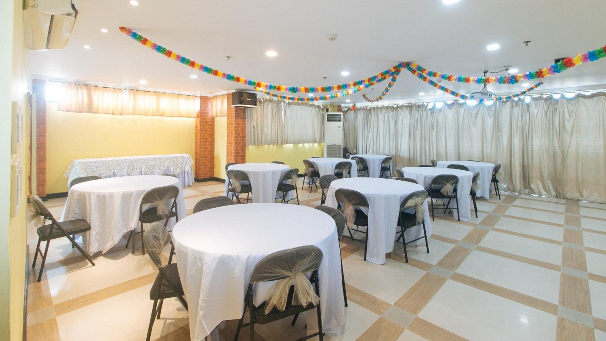 Reddoorz Plus At Mm Hotel Las Pinas Former Reddoorz Plus Near Bamboo Organ Exteriör bild